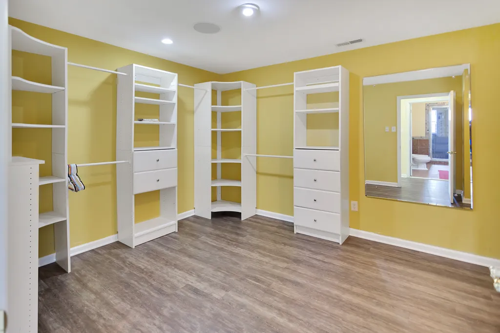 ❤️ The Master Walk-In closet is as large as a small bedroom! 