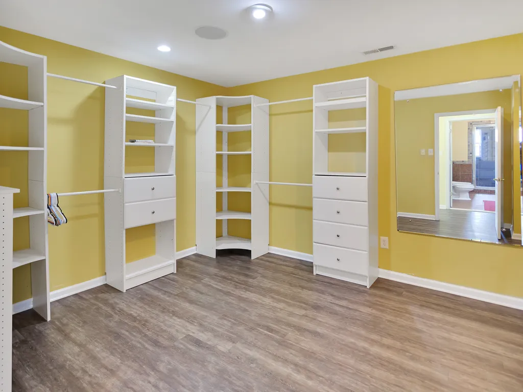❤️ The Master Walk-In closet is as large as a small bedroom! 