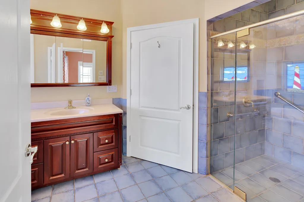 ❤️ Enjoy for yourself an Incredible master bath. Use your Soothing Jacuzzi Tub!