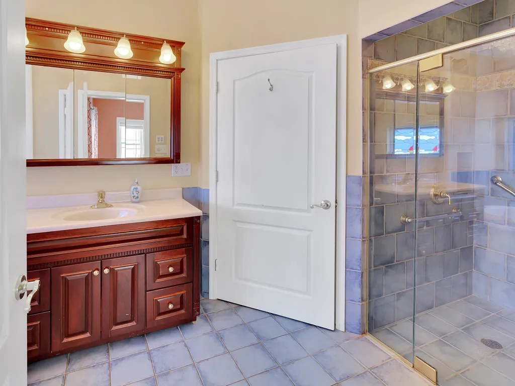 ❤️ Enjoy for yourself an Incredible master bath. Use your Soothing Jacuzzi Tub!