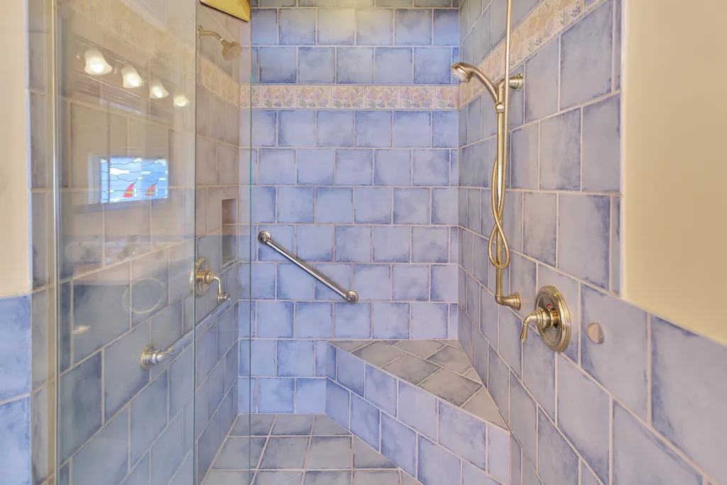❤️ Enjoy for yourself an Incredible master bath. Use your Soothing Jacuzzi Tub!