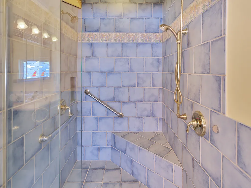 ❤️ Enjoy for yourself an Incredible master bath. Use your Soothing Jacuzzi Tub!