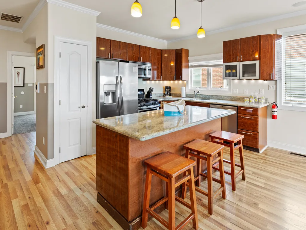 ❤️ Experience for yourself our Wonderful Kitchen with granite countertops and beautiful lighting! Take advantage of the HUGE kitchen island for your tasty treats and drinks! The kitchen is Stocked with plates, cups, and utensils!