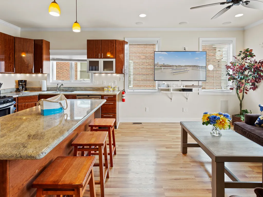 ❤️ Experience for yourself our Wonderful Kitchen with granite countertops and beautiful lighting! Take advantage of the HUGE kitchen island for your tasty treats and drinks! The kitchen is Stocked with plates, cups, and utensils!