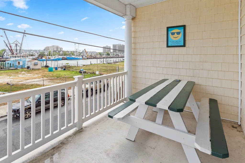 ❤️ Amazing Deck right outside of the Living Room. Plenty of seating and nice views to enjoy! 