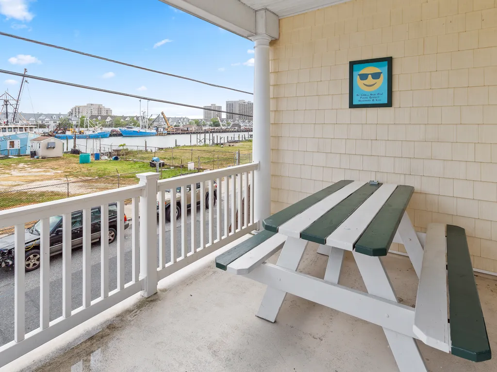 ❤️ Amazing Deck right outside of the Living Room. Plenty of seating and nice views to enjoy! 