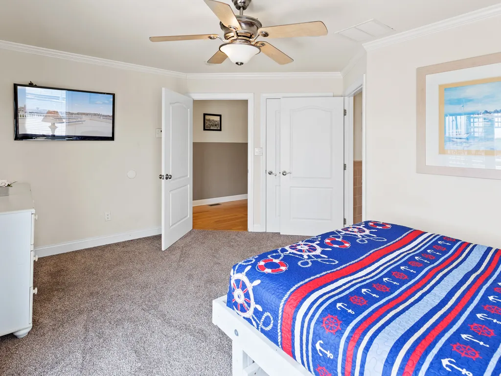❤️ After a fun day get a Great Nights Rest in your comfortable master bedroom! Use the Luxury En-Suite with your own Jacuzzi Tub and LARGE walk-in-shower. Enjoy great water views and the fresh sea air from the Deck! Large HDTV available!