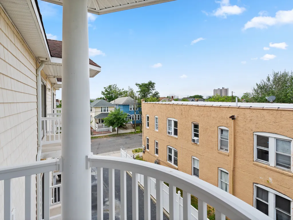 ❤️ Enjoy the very nice deck outside the second Master Bedroom!
