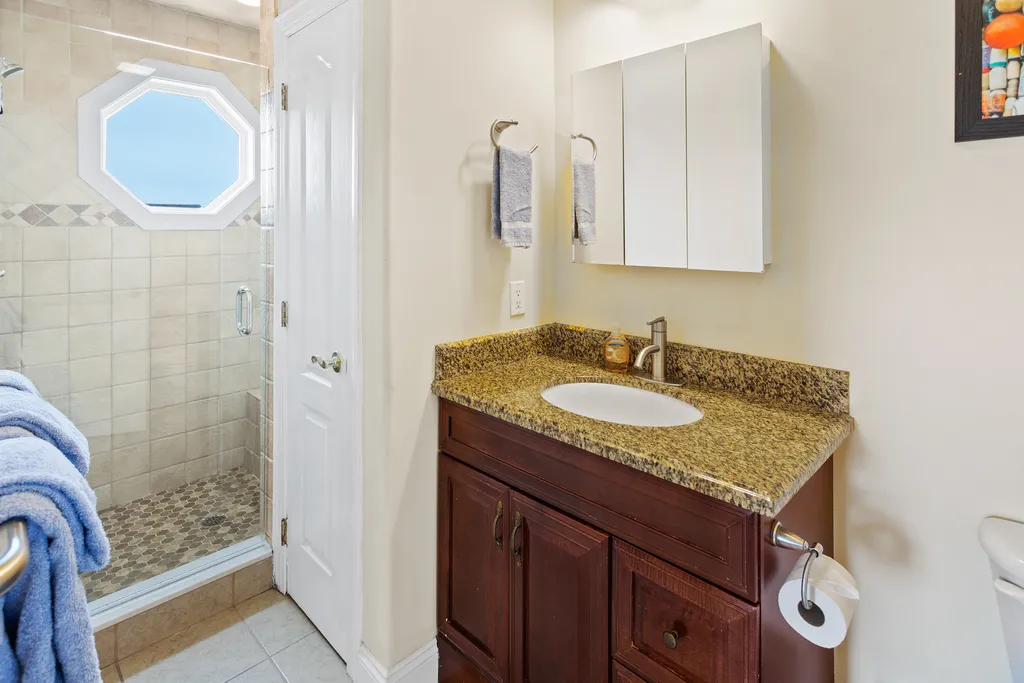 ❤️ Enjoy for yourself an Incredible master bathroom, we not only have one but TWO Master Bathrooms for you to use. This is a Luxury En-Suite with a LARGE walk-in-shower! All towels are fresh and clean and provided by us!