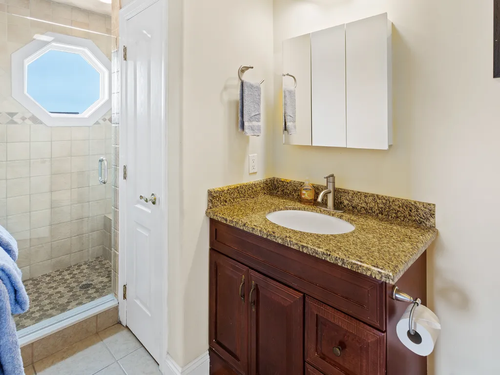 ❤️ Enjoy for yourself an Incredible master bathroom, we not only have one but TWO Master Bathrooms for you to use. This is a Luxury En-Suite with a LARGE walk-in-shower! All towels are fresh and clean and provided by us!