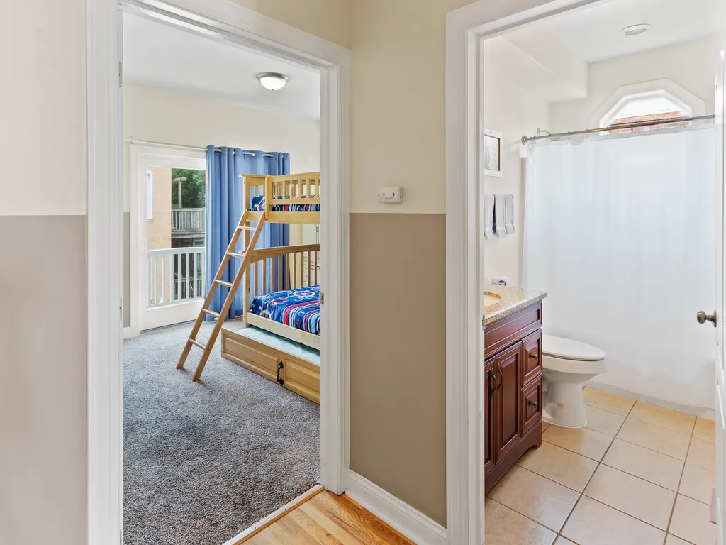 ❤️ Many reviews note how much they LOVE having three Full Bathrooms! Yes the Top End Townhome has a 3rd full bathroom for you and your guests to use. Its is decorated with fun Beach themed decorations. All towels are fresh and clean and provided!