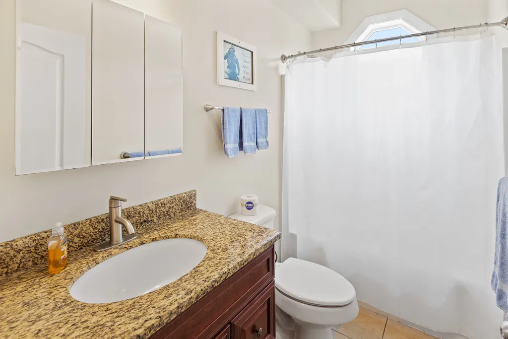 ❤️ Many reviews note how much they LOVE having three Full Bathrooms! Yes the Top End Townhome has a 3rd full bathroom for you and your guests to use. Its is decorated with fun Beach themed decorations. All towels are fresh and clean and provided!