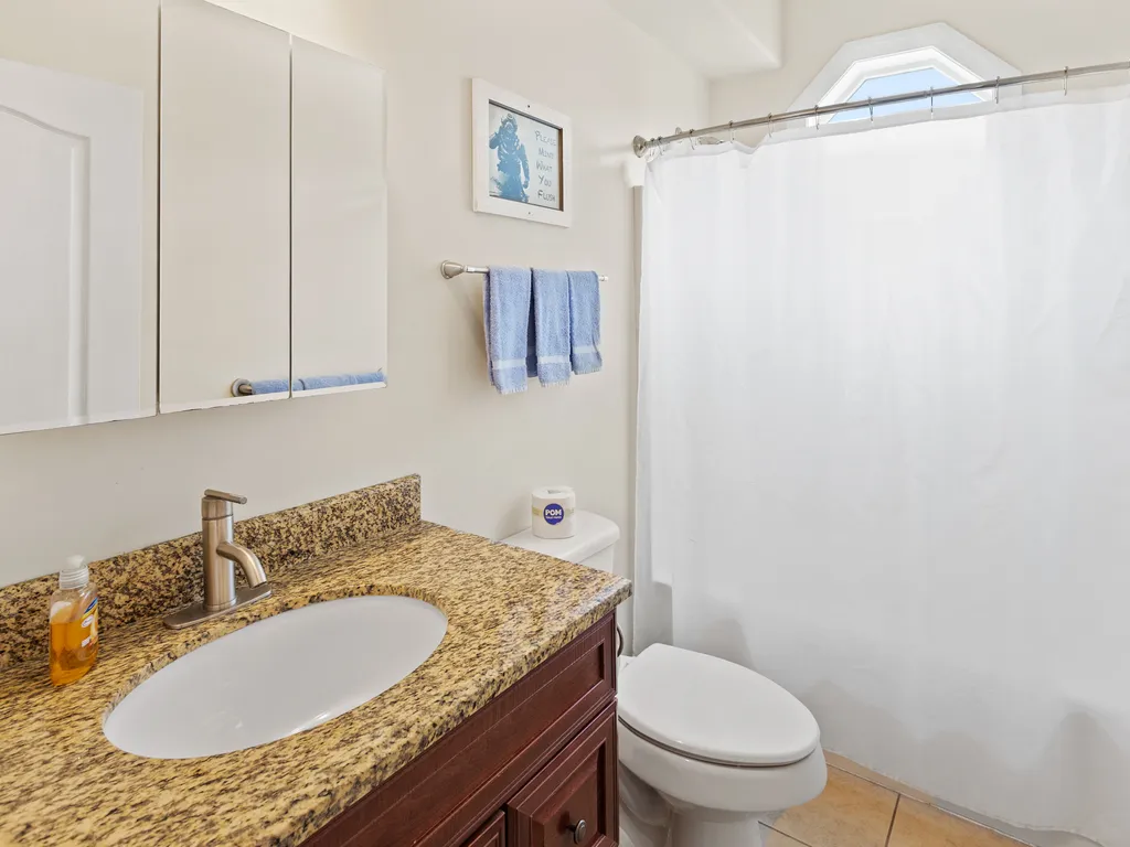 ❤️ Many reviews note how much they LOVE having three Full Bathrooms! Yes the Top End Townhome has a 3rd full bathroom for you and your guests to use. Its is decorated with fun Beach themed decorations. All towels are fresh and clean and provided!