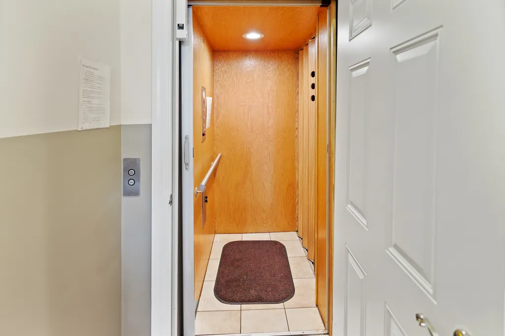 ❤️ The Top End Townhome is one of the only properties that has an ELEVATOR! It helps those with difficulty with stairs and its convenient for loading luggage or groceries. It starts at the garage and goes up to the top floor (but not the roof deck).