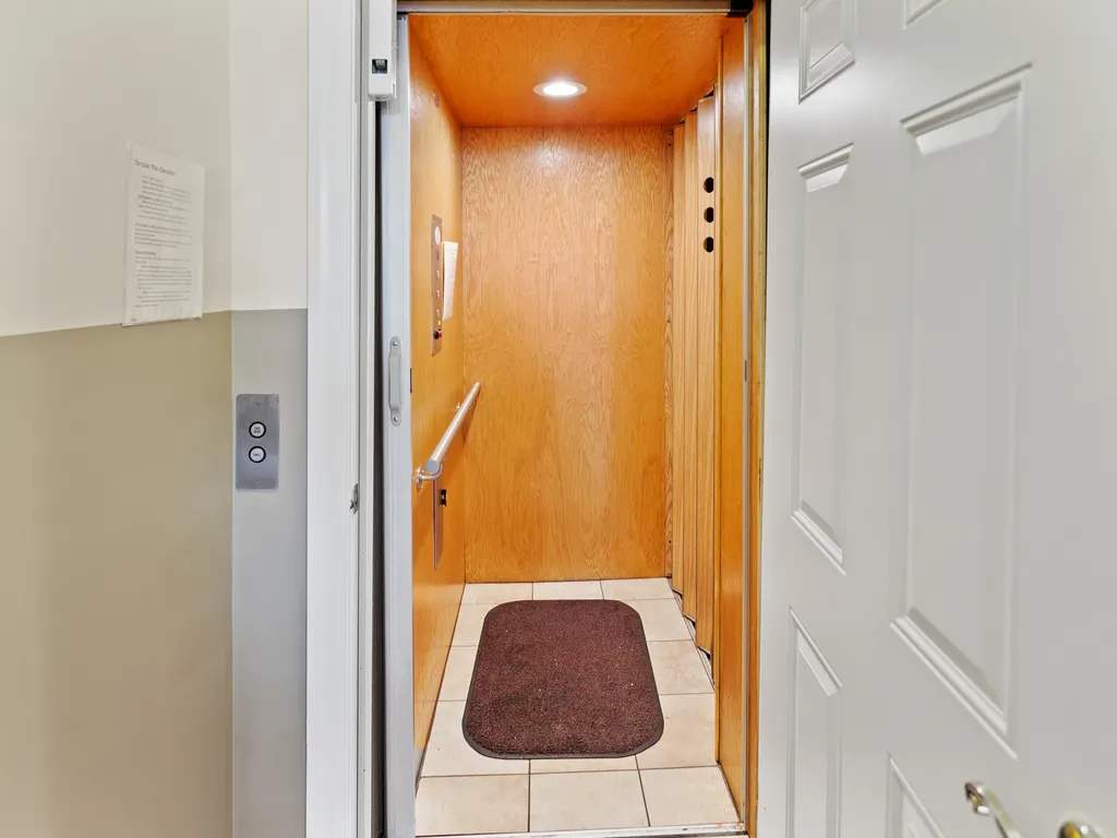❤️ The Top End Townhome is one of the only properties that has an ELEVATOR! It helps those with difficulty with stairs and its convenient for loading luggage or groceries. It starts at the garage and goes up to the top floor (but not the roof deck).