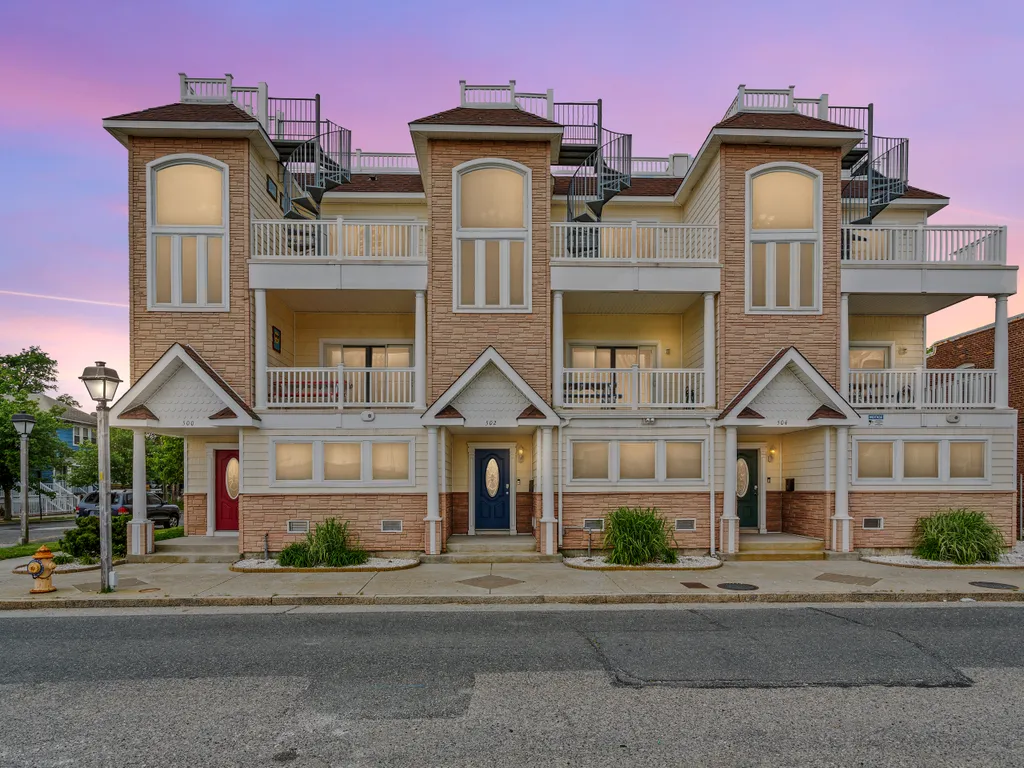 ❤️ Enjoy the Beautiful Exterior and immaculately clean landscaping of the Top End Townhome! Notice the Spiral Stair Cases that lead to the Rooftop Deck! No other property in the area has an experience like the Rooftop Deck at the Top End Townhomes!