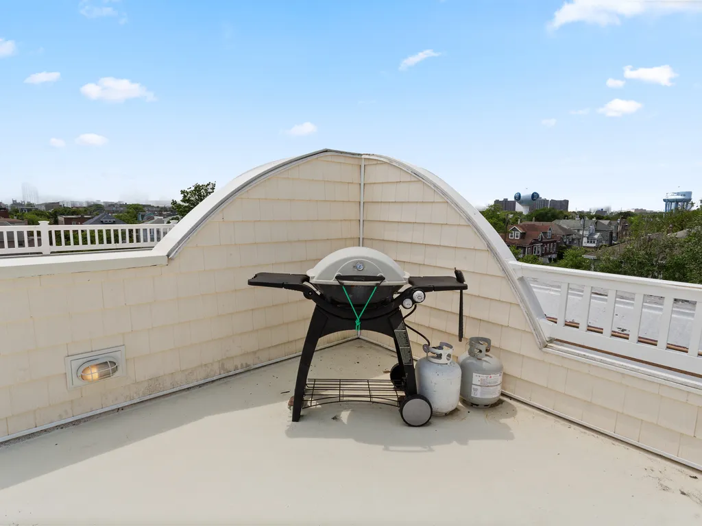❤️ Enjoy a Barbeque with family &amp;amp; friends on the One-of-A-Kind Rooftop Deck! We supply propane Grill and the propane! Imagine yourself grilling on the deck with the stunning views, sounds and smells of the ocean. ONLY at the Top End Townhome!