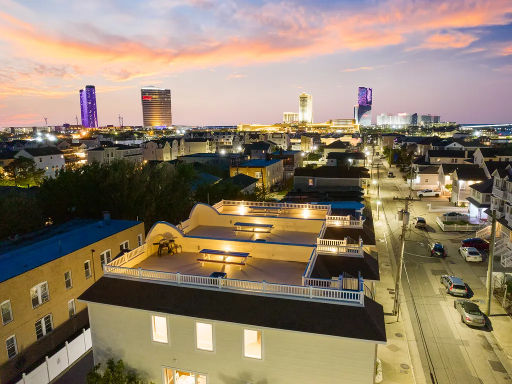 ❤️ Experience unforgettable views both day and night from the &amp;ldquo;One-of-a-Kind&amp;rdquo; ROOFTOP DECK! No other property in the area has an experience like the Rooftop Deck at the Top End Townhomes! The deck is HUGE with stunning views any time of day or night!