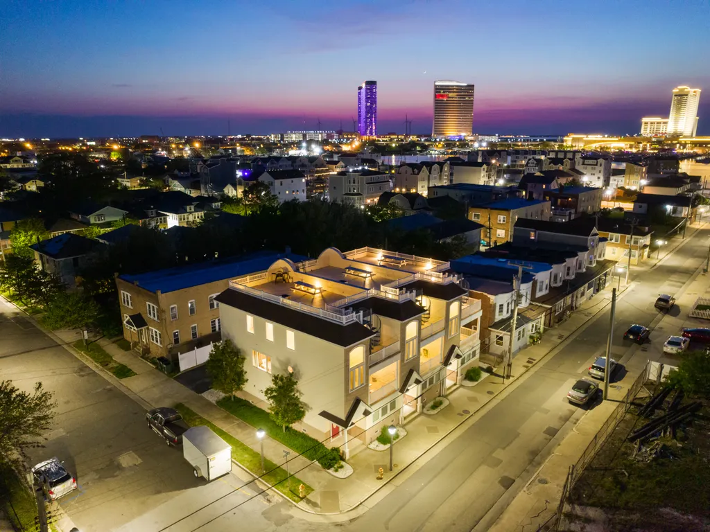 ❤️ Experience unforgettable views both day and night from the &amp;ldquo;One-of-a-Kind&amp;rdquo; ROOFTOP DECK! No other property in the area has an experience like the Rooftop Deck at the Top End Townhomes! The deck is HUGE with stunning views any time of day or night!