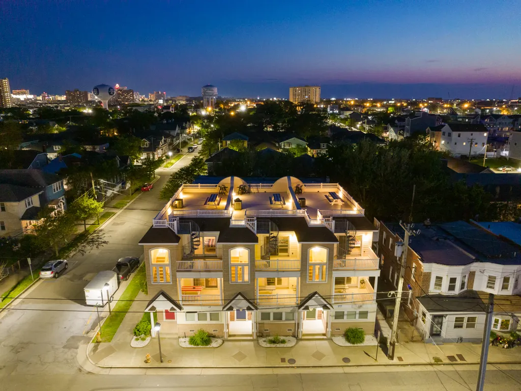 ❤️ Enjoy the Beautiful Exterior and immaculately clean landscaping of the Top End Townhome! Notice the Spiral Stair Cases that lead to the Rooftop Deck! No other property in the area has an experience like the Rooftop Deck at the Top End Townhomes!