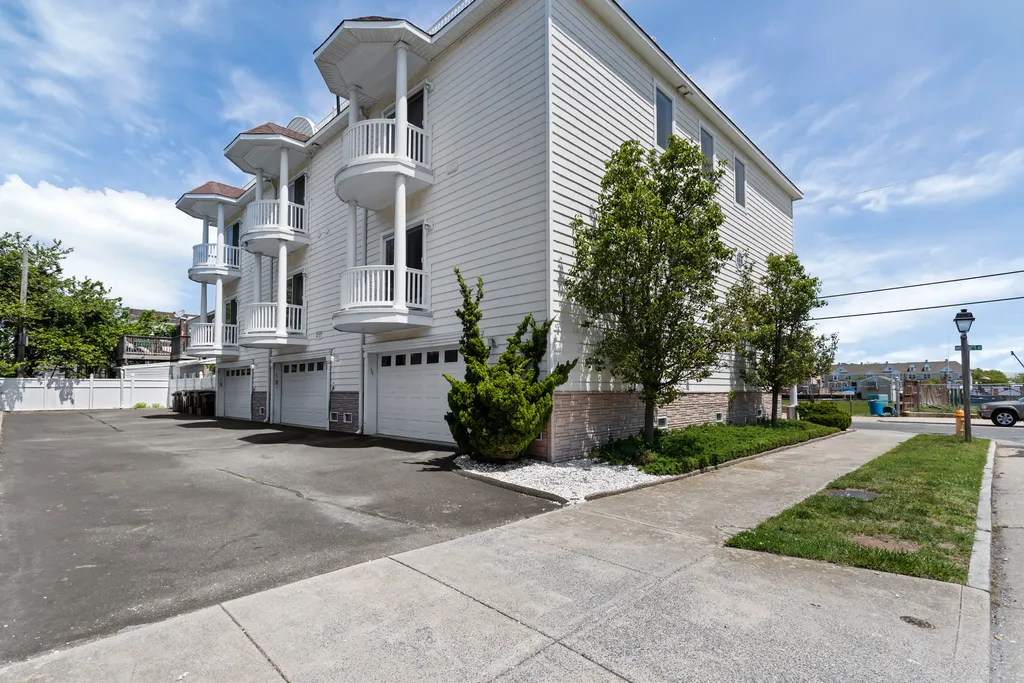 ❤️ Enjoy the Beautiful Exterior and immaculately clean landscaping of the Top End Townhome! Enjoy the security and convenience of having your own garage, the garage is very large (some have parked 4 cars inside!). Not to mention the Elevator!
