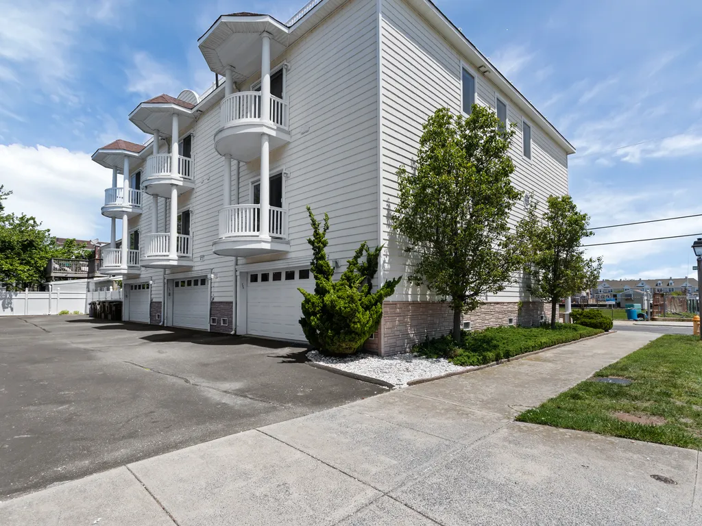 ❤️ Enjoy the Beautiful Exterior and immaculately clean landscaping of the Top End Townhome! Enjoy the security and convenience of having your own garage, the garage is very large (some have parked 4 cars inside!). Not to mention the Elevator!