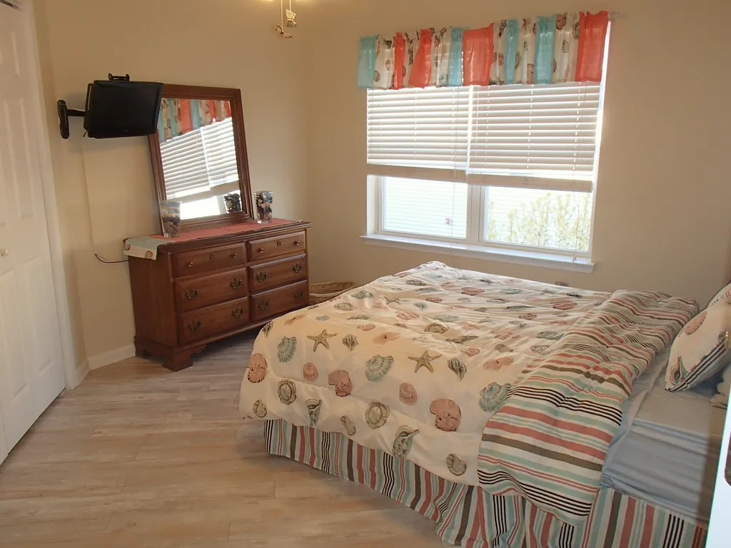 Master bedroom/ queen bed