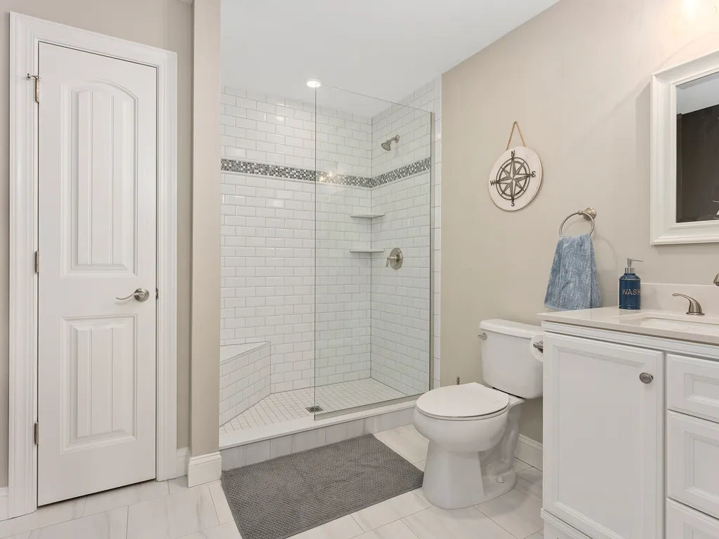 1st FLOOR BATHROOM