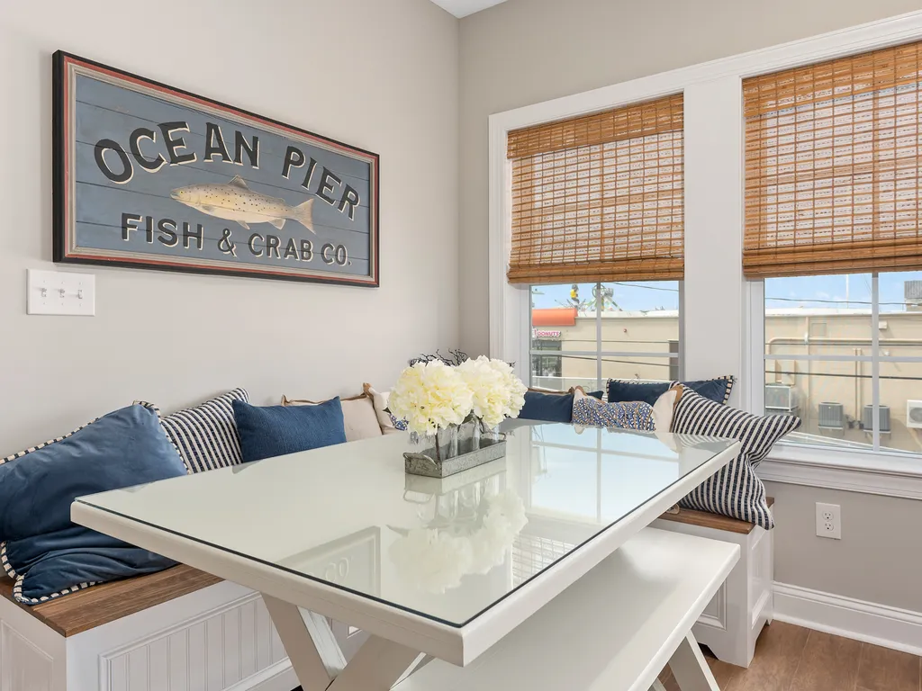 FAMILY ROOM ALCOVE
