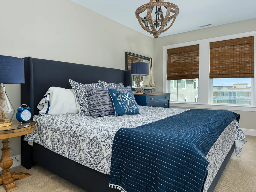3rd FLOOR KING BEDROOM
