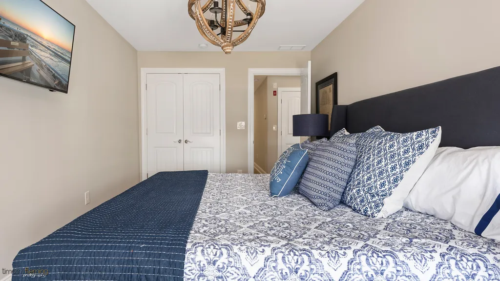 3rd FLOOR KING BEDROOM