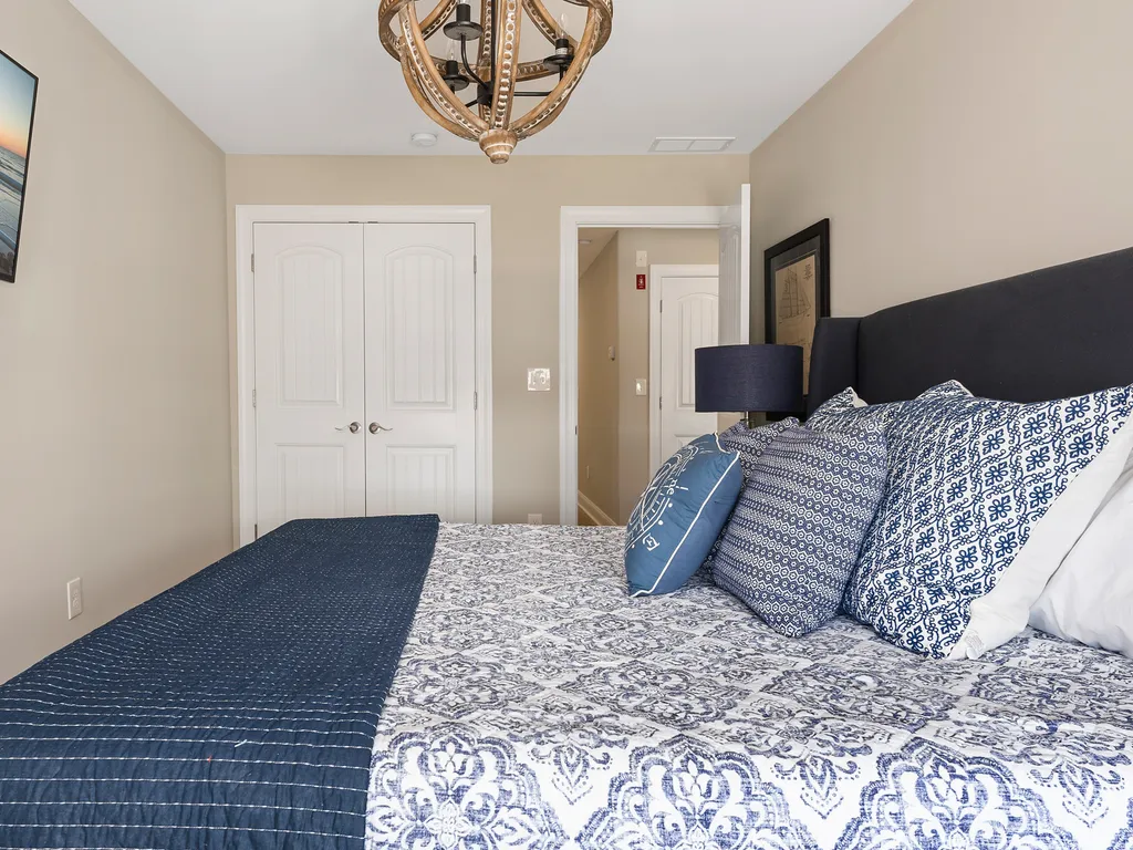 3rd FLOOR KING BEDROOM