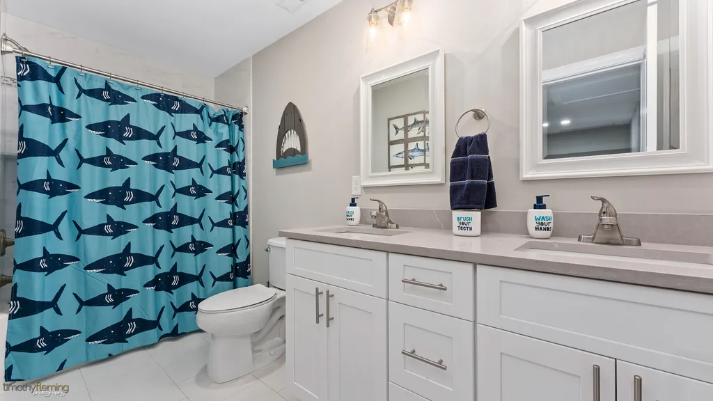 3rd FLOOR CENTER BATHROOM