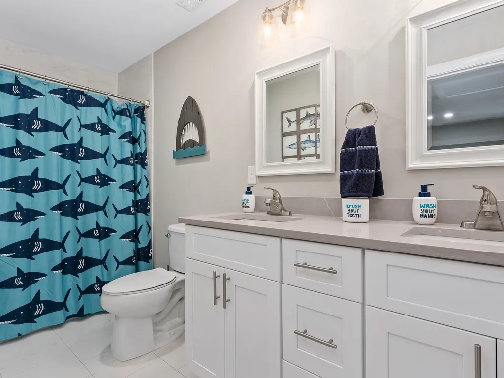 3rd FLOOR CENTER BATHROOM