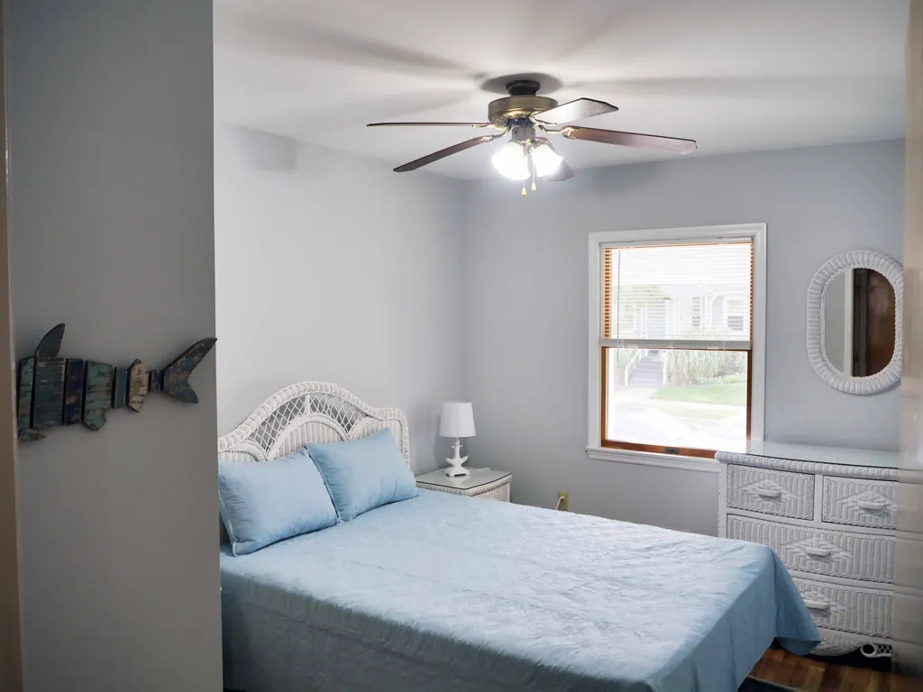 1st floor bedroom - Queen
