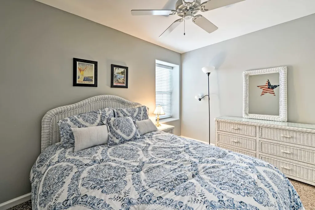 3rd bedroom with queen size bed