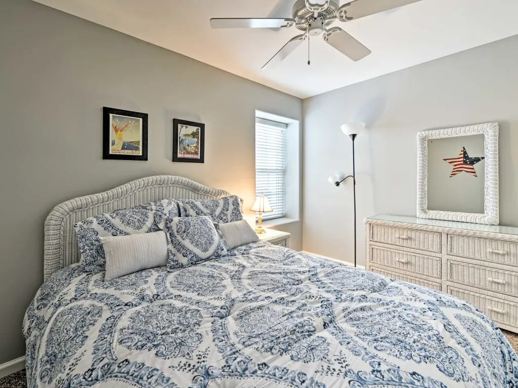 3rd bedroom with queen size bed