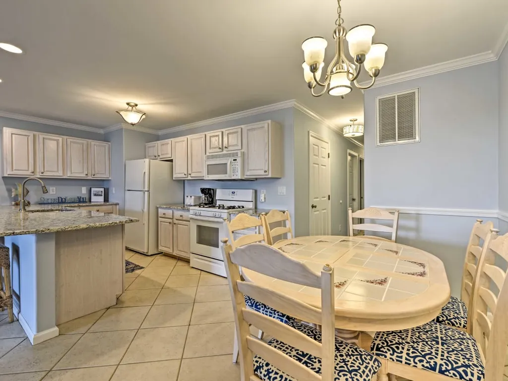 Open concept dining area and kitchen