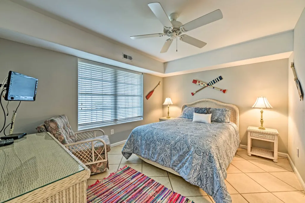 1st floor master with queen size bed