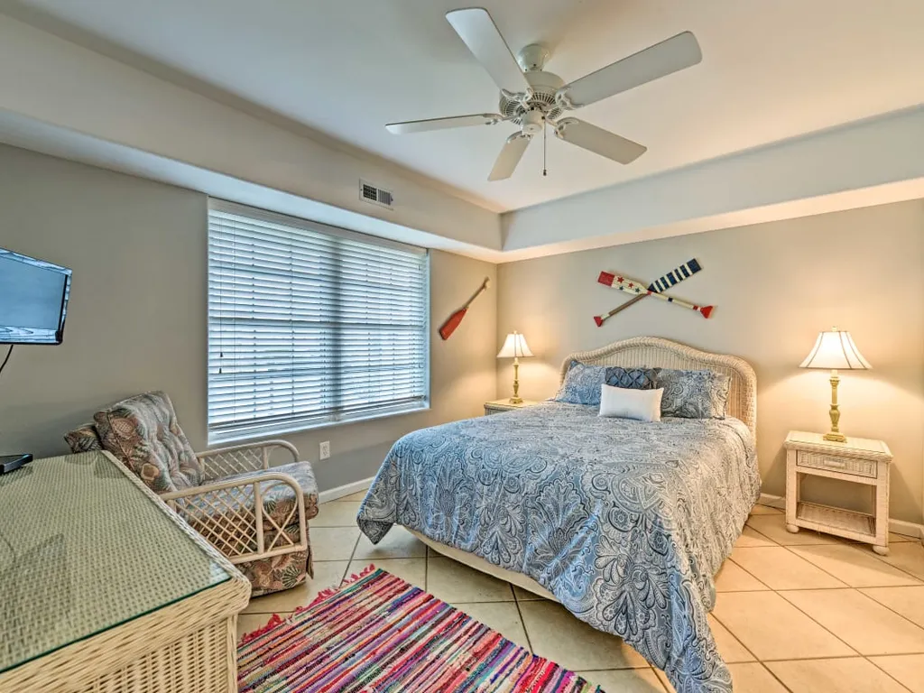 1st floor master with queen size bed