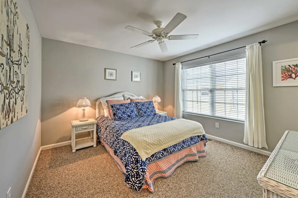 2nd floor master bedroom with queen size bed