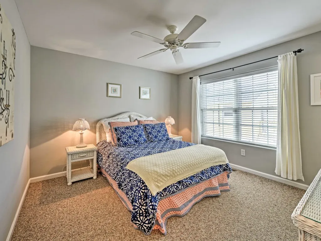 2nd floor master bedroom with queen size bed