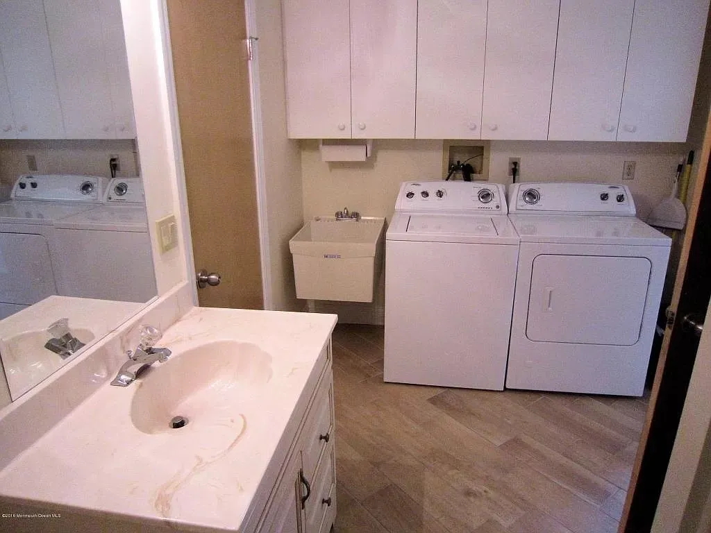 Bath w/ Washer and Dryer