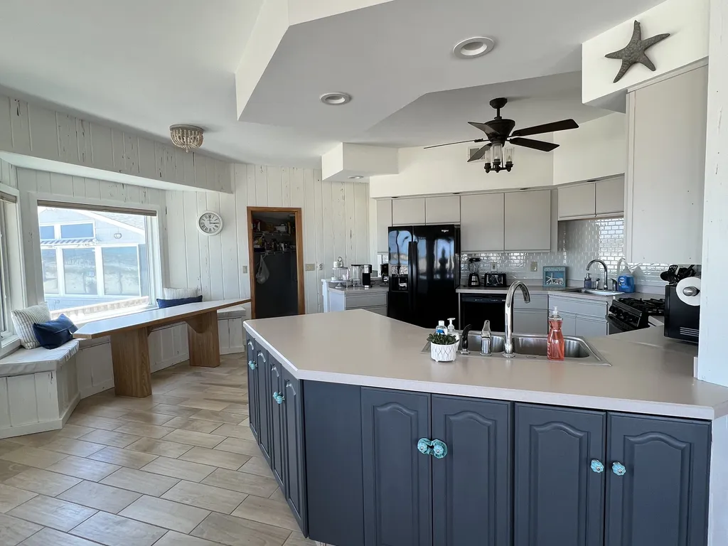 Kitchen / Breakfast Nook