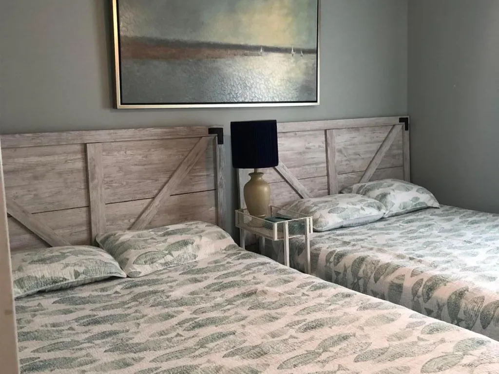 2 queen beds