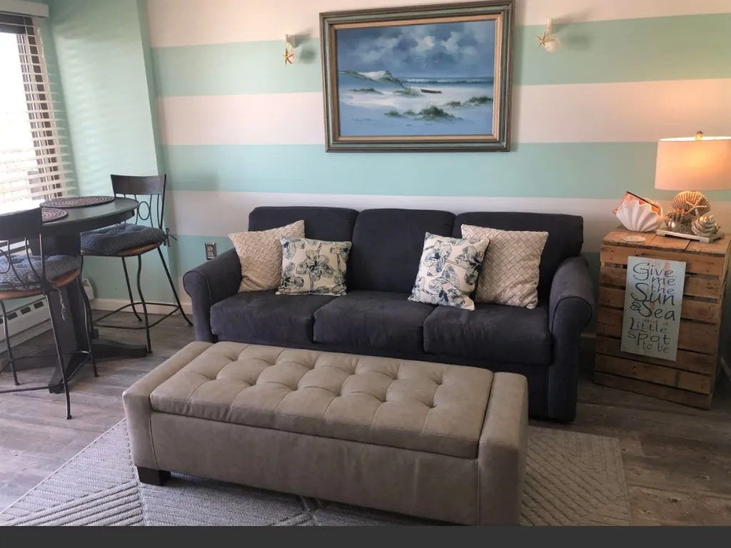 Couch with pull out
