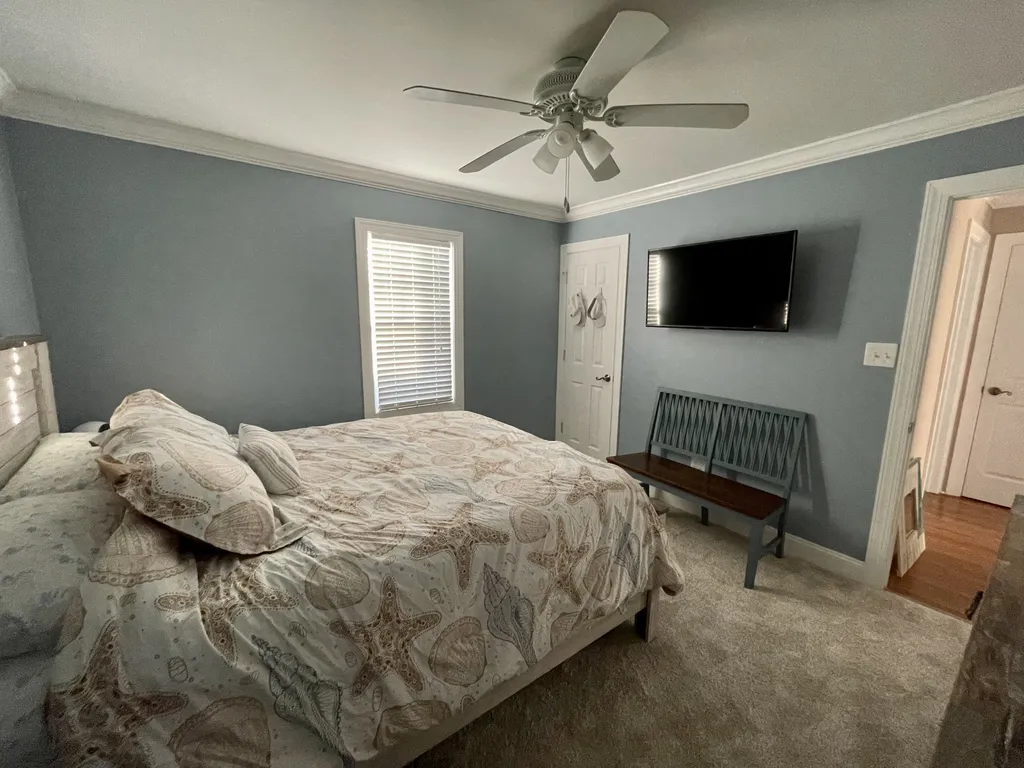 1st floor queen (new furniture/carpet)