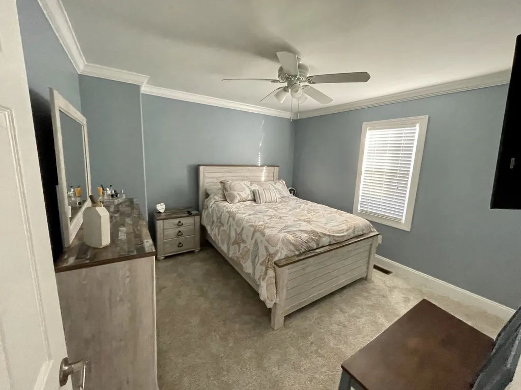 1st floor Queen (NEW Furniture/carpet))