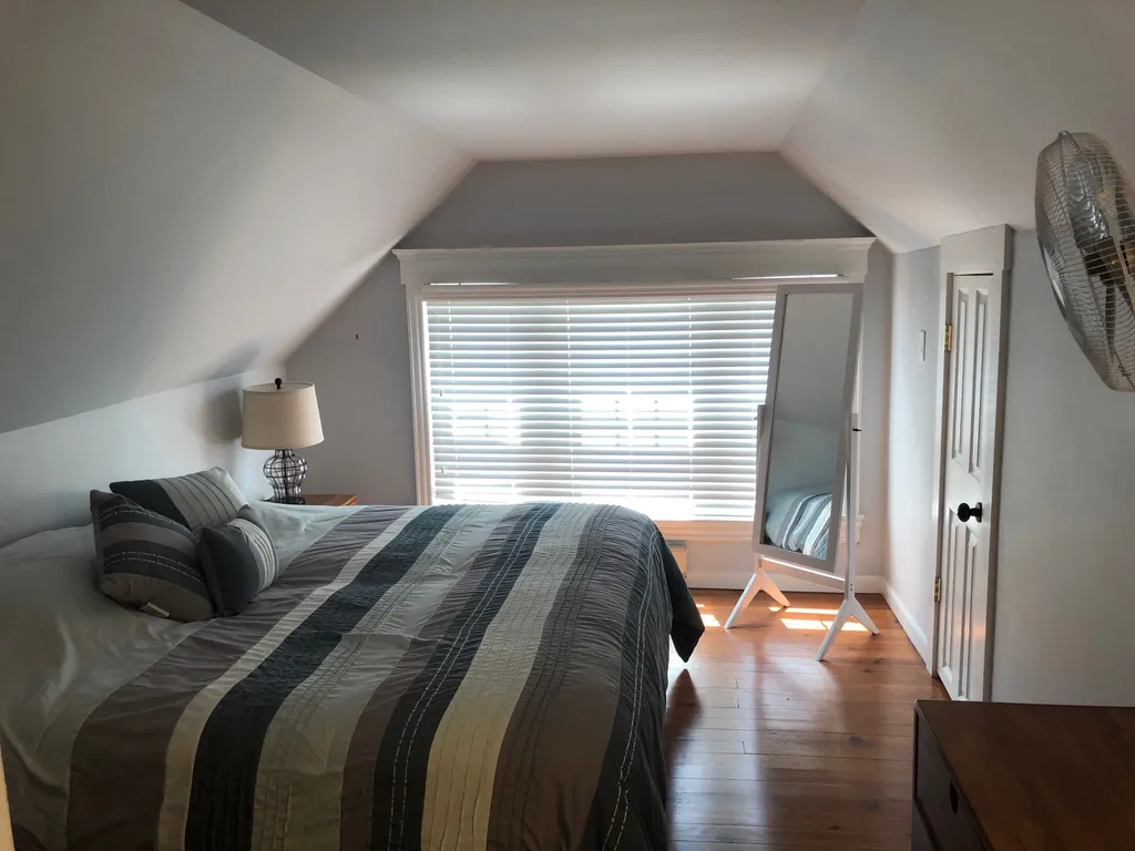 B#5 3rd Floor King Bed