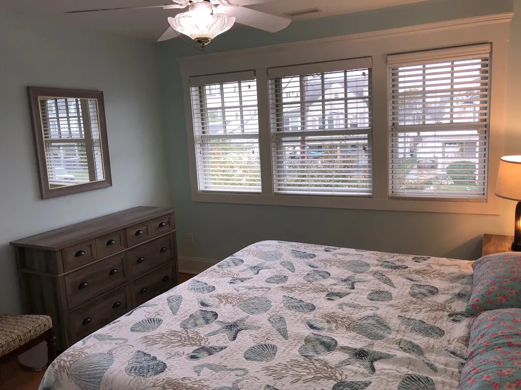 br#2 2nd floor king bed